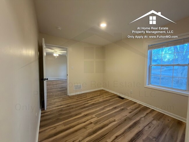 Building Photo - 703 W 7th St