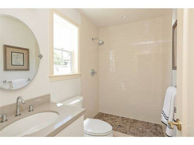 Building Photo - Gorgeous 4 Bed, 3 Bath Home in Desirable C...