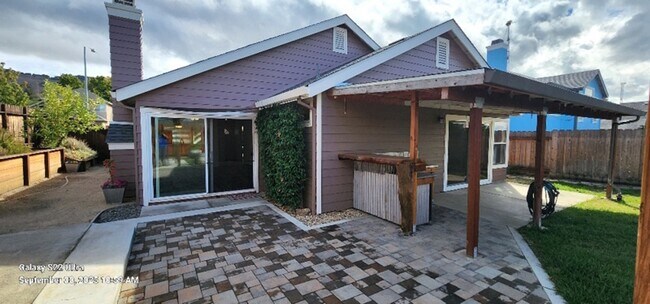 Building Photo - Beautiful & Unique 3 Bed 2 Bath Home w/Cus...