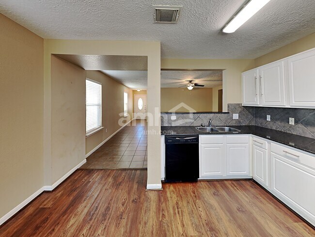 Building Photo - 29231 Legends Green Dr