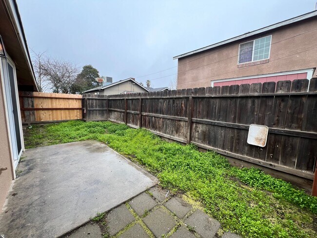 Building Photo - Riverside