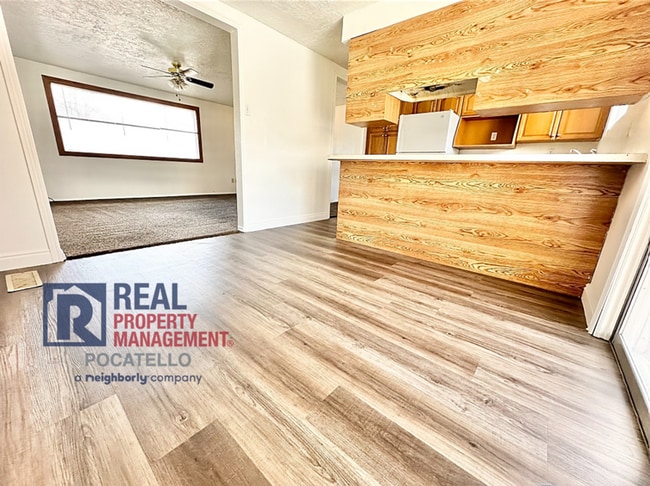 Building Photo - Spacious 4 Bed / 2 Bath Duplex | Garage + Split-Level Layout | Pet Negotiable