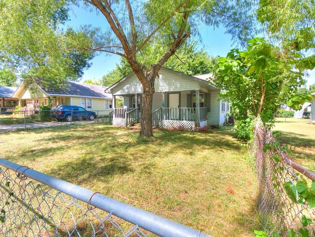 Building Photo - Adorable home in West Tulsa!