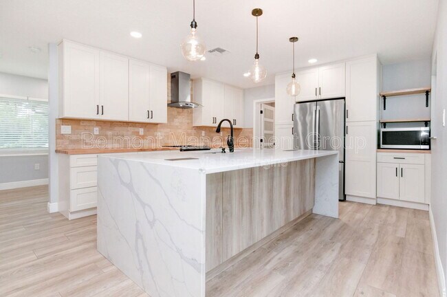 Building Photo - 2031 Temple Dr