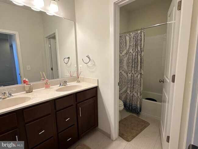 Building Photo - 23115 Cottonwillow Sq