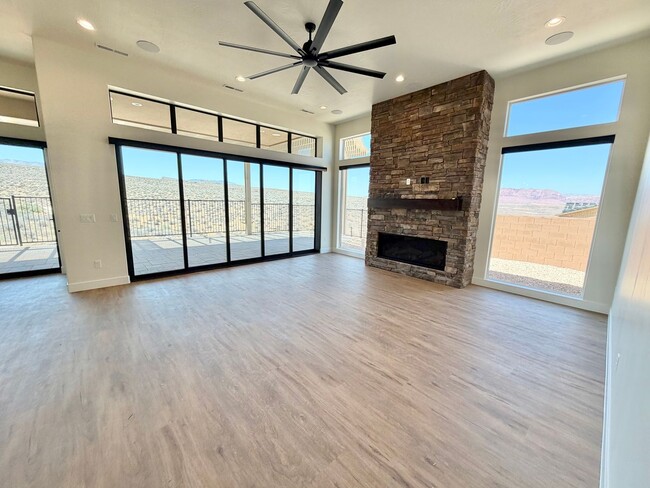 Building Photo - Beautiful Single-Level Home with Trail Access & Stunning Views!!! Pet Friendly!