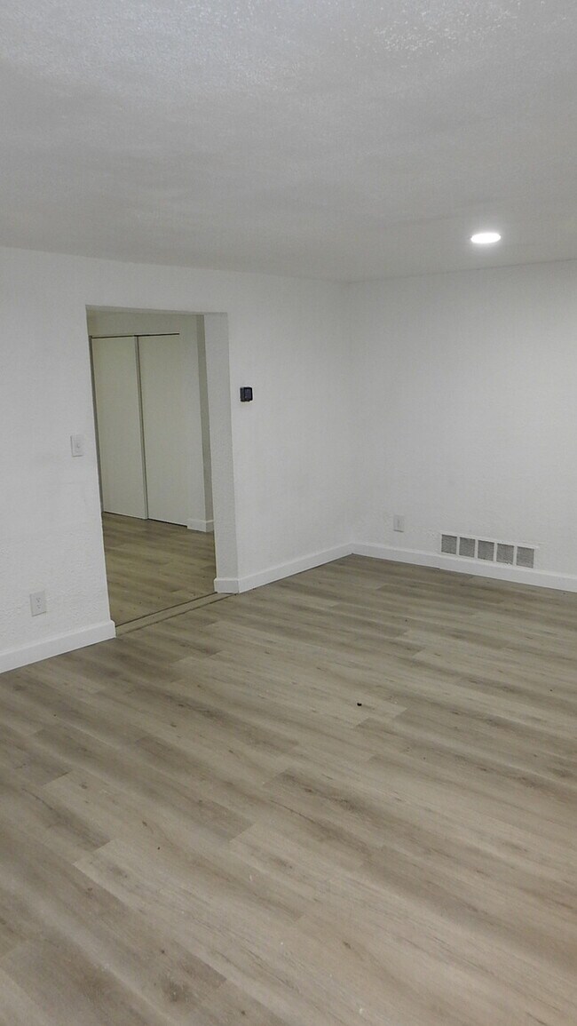 Building Photo - Newly rehabbed fully rehabbed 4 bed 2 bath...