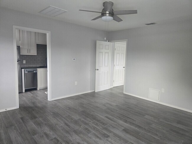Building Photo - Adorable 1 bedroom/1 bathroom with secured entry!