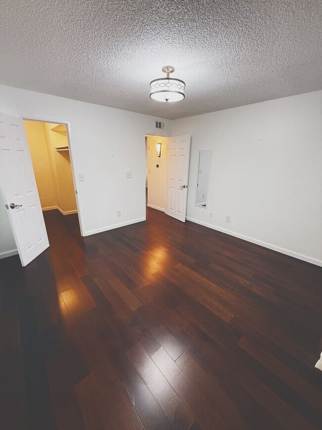 Building Photo - 1 Bed Condo in the heart of everything
