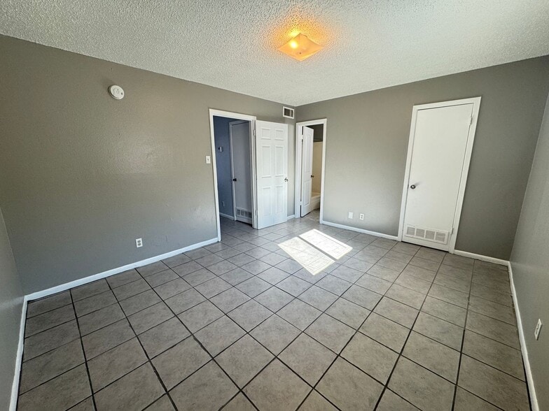 Building Photo - 1405 N Gray St