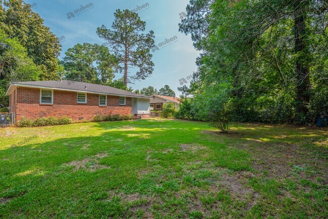 Building Photo - Newly Renovated & Spacious Home w/ Bonus Room