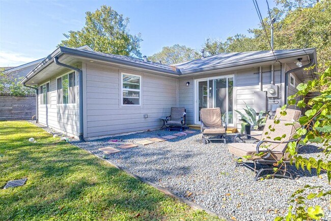 Building Photo - 1301 Candlelight Ln