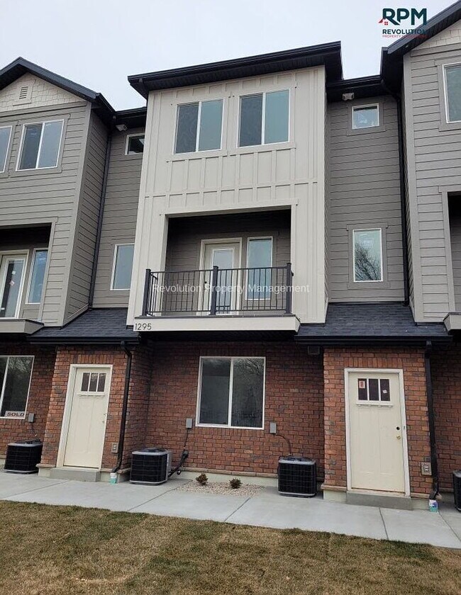 Building Photo - "Charming 3-Bed Oasis in Ogden