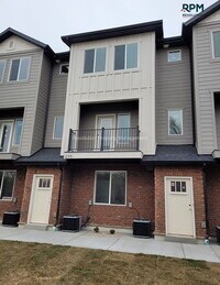 Building Photo - "Charming 3-Bed Oasis in Ogden