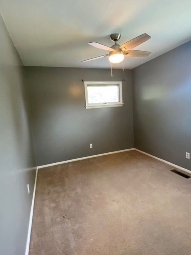 Building Photo - Beautiful 3 bedroom/2 bath home in South W...