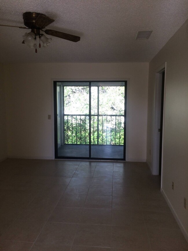 Building Photo - Conveniently Located 2/2 Condo w/ Pool access