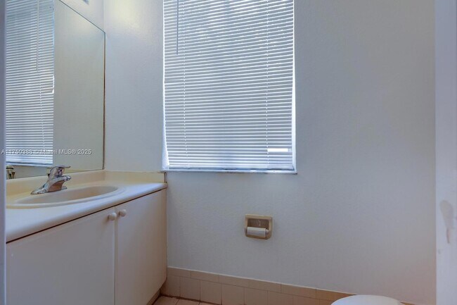 Building Photo - 2818 SE 16th Ave