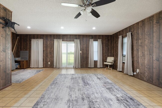 Building Photo - 865 Verdi Rd