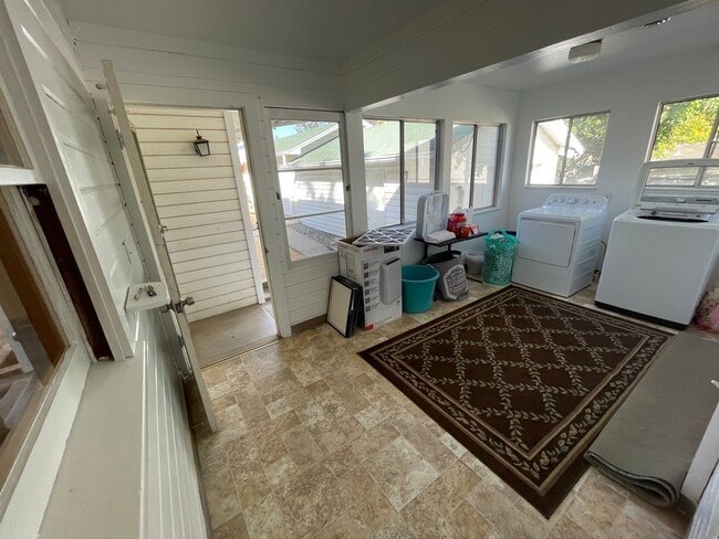 Building Photo - Large 3 Bedrrom 2 Bath Home Close to Orovi...