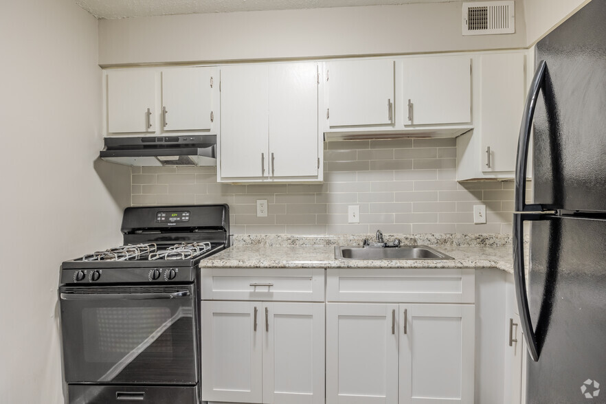 2BR, 1.5BA - 1,125SF - Kitchen - Royal Manor