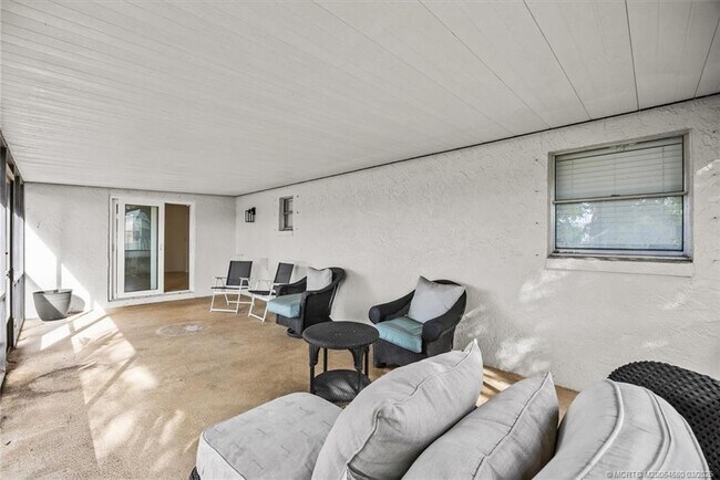 Building Photo - 1250 SE Petunia Ave