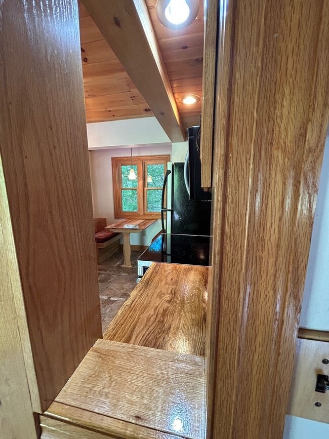 Building Photo - East AVL - Beautiful Zen Garden Apt with Sauna!