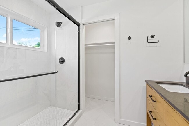 Building Photo - Incredible 4 bedroom Home in Southeast Denver