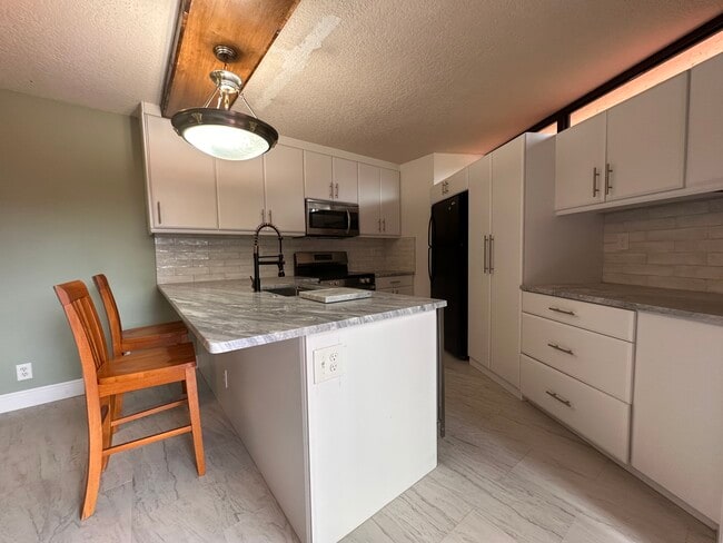 Building Photo - 3871 Victoria Dr
