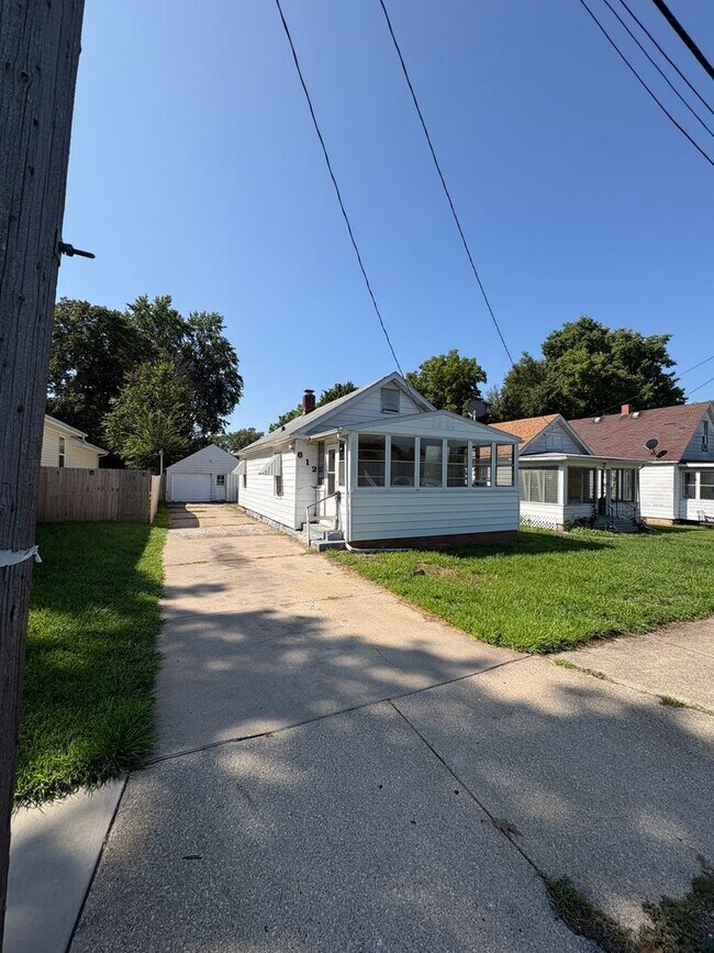 Building Photo - 612 E Gift Ave