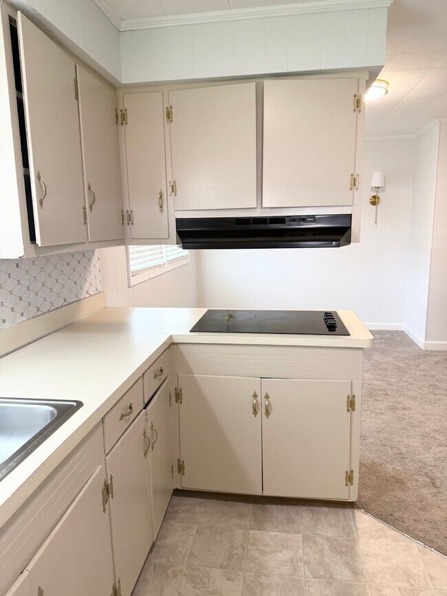 Building Photo - Charming Move-In Ready Home with Bonus Space & Spacious Yard!