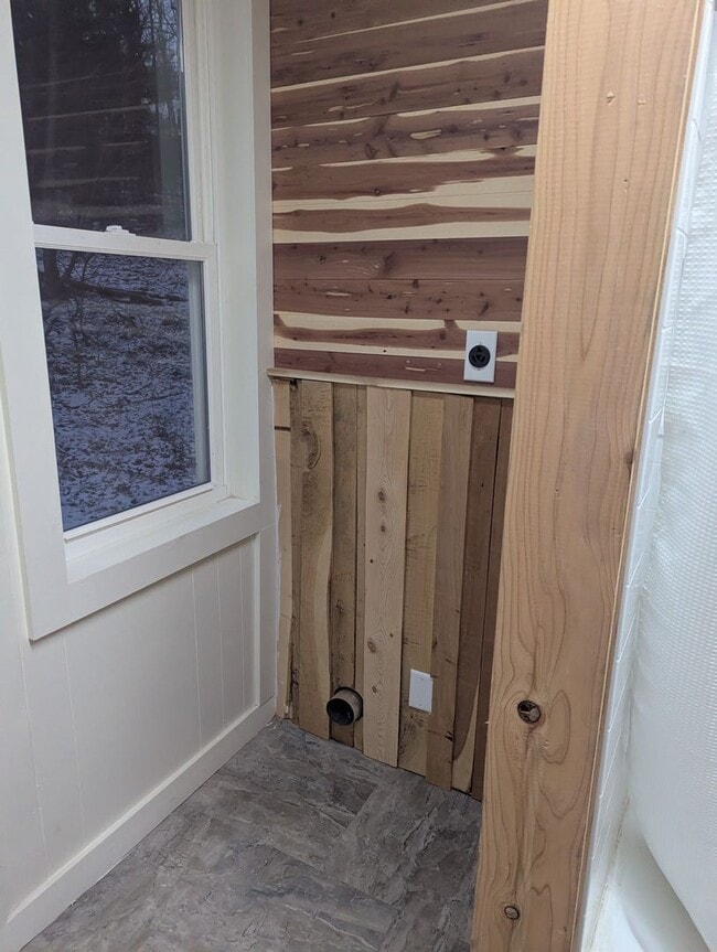 Building Photo - 2 bdrm 1 bath family home with water, sewer and garbage included.