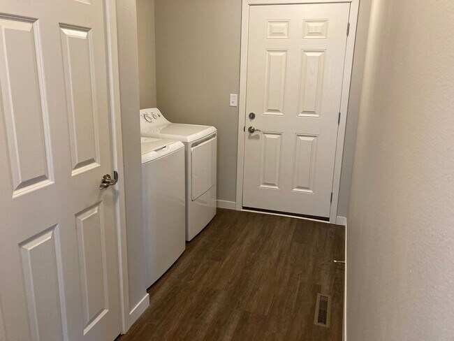 Building Photo - 4 Bed 3 Bath Twin Home