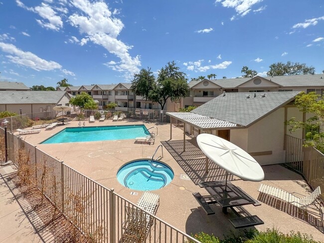 Building Photo - Fantastic condo near ASU!