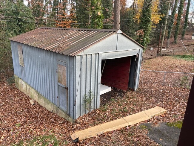 Building Photo - 3bed house in the county! Central all electric hvac, laundry, yard and hardwoods.