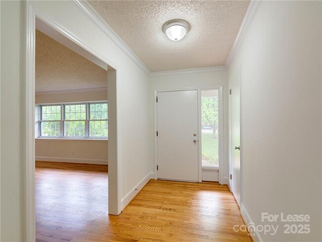 Building Photo - 1422 Holmes Dr