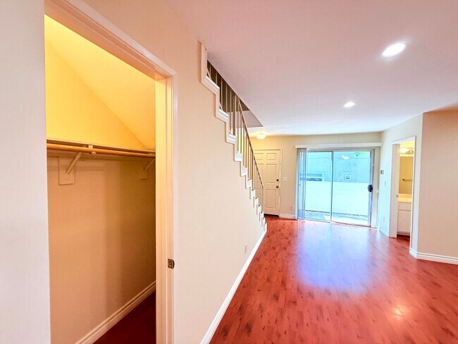 Building Photo - 12251 Moorpark St