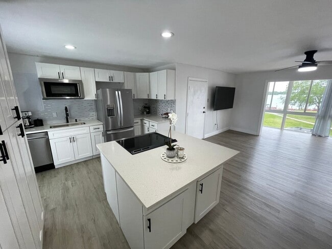 Building Photo - 2/1 condo on Lake Killarney!!!