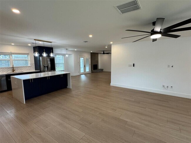 Building Photo - 5805 N Hampton Dr