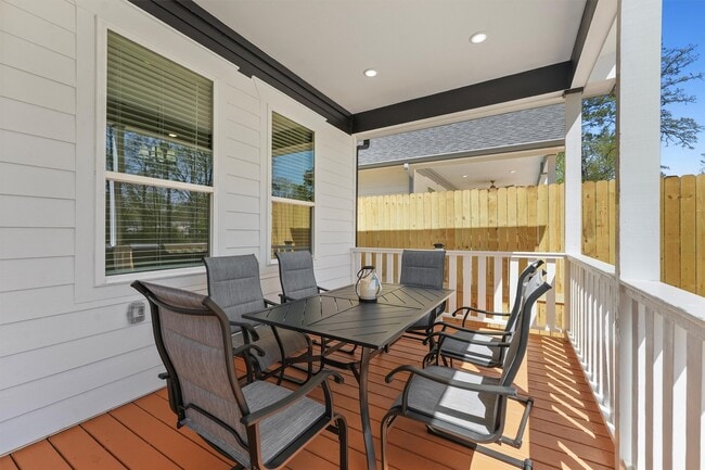 Building Photo - 210 Canary St