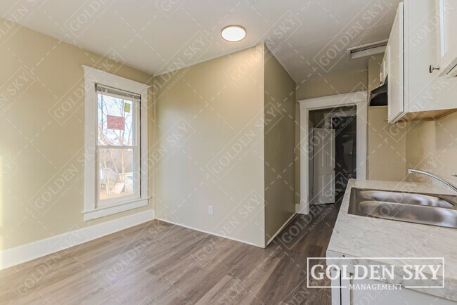 Building Photo - 646 N Mulberry St