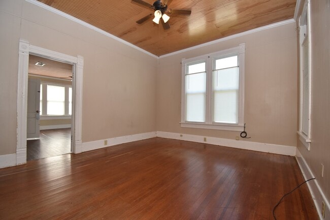 Building Photo - Large Centrally Located Home