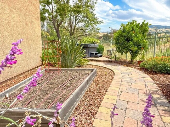 Building Photo - 5881 Capilano Dr