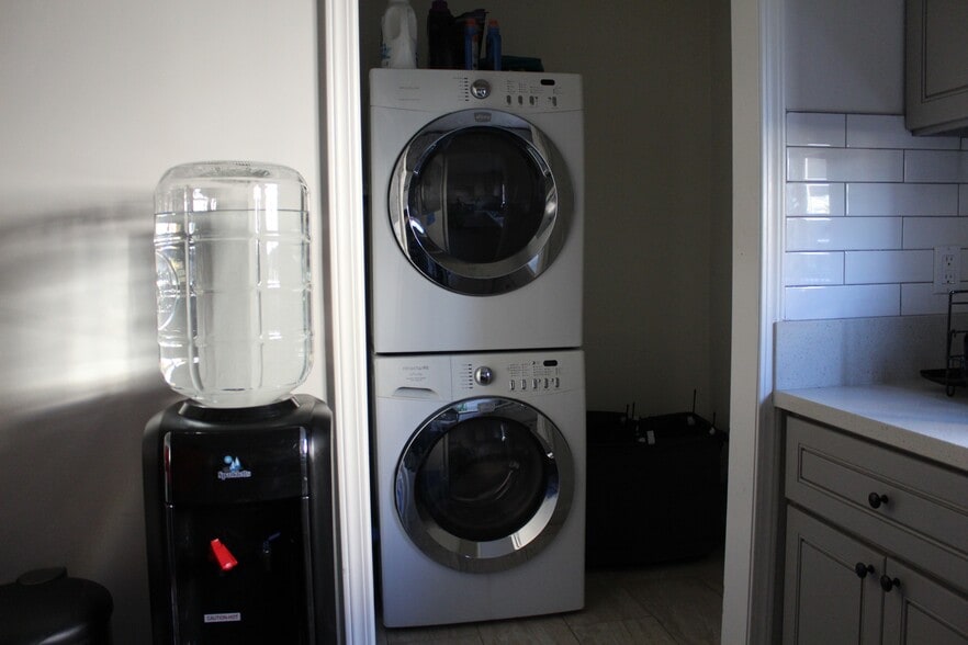 Building Photo - 323 N Vendome St