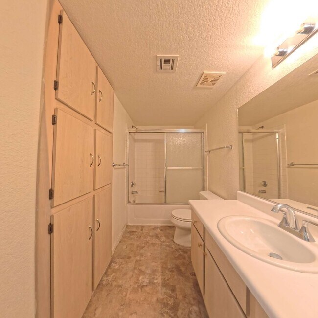 Building Photo - 2nd Level Specious One Bedroom Condo at Copper Sands!