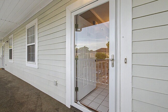 Building Photo - Condo in Arrowhead with brand new paint and carpet!