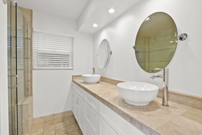 Building Photo - Coastal Living in the Heart of Corona del Mar