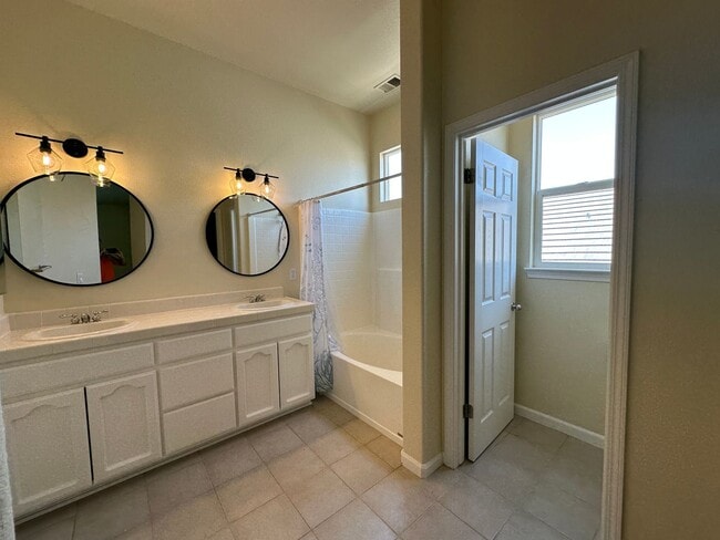 Building Photo - Beautiful 3 bedroom, 2.5 bath two story home