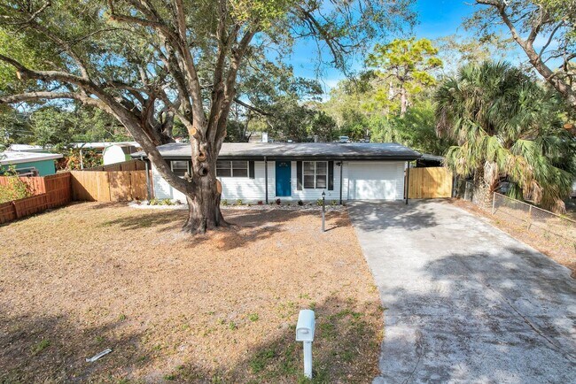 Primary Photo - Large 3bdrm/2bath Home with garage & carpo...