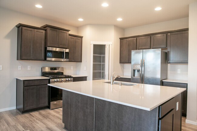 Building Photo - 3006 Mahogony St NE - corner lot