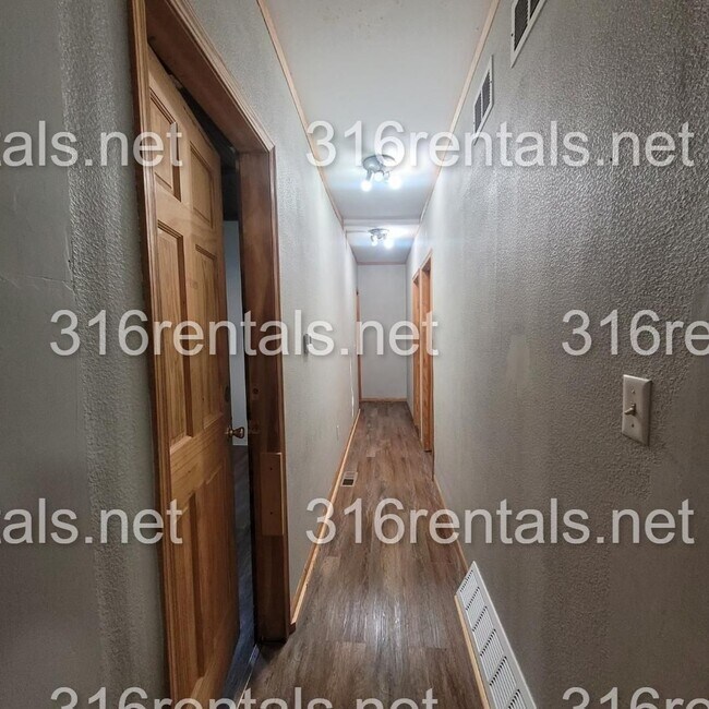 Building Photo - $1175 - 3 bed 2 bath - Single Family Home